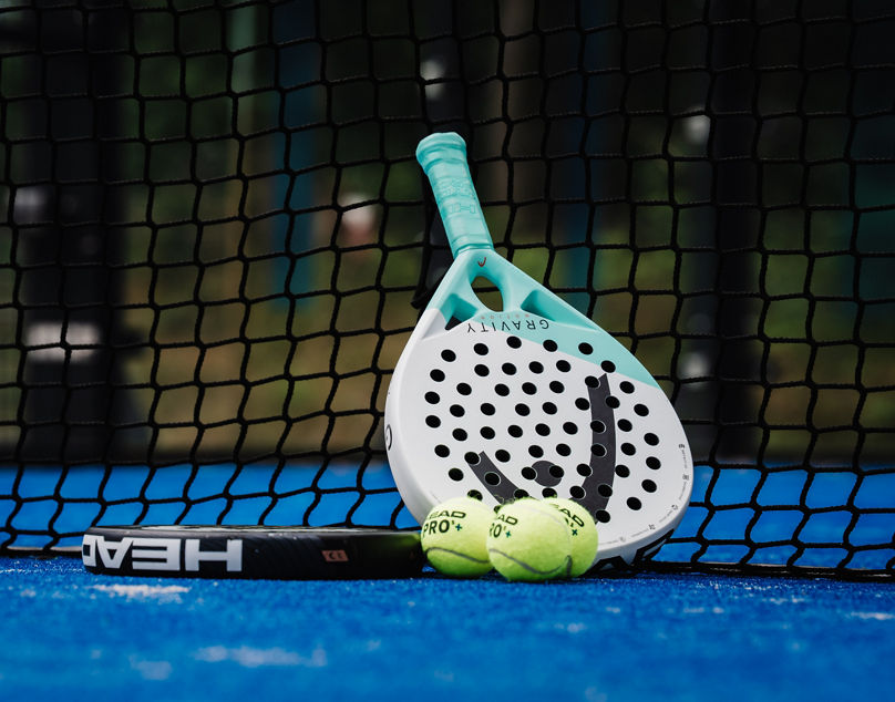 Padelschläger und Bälle