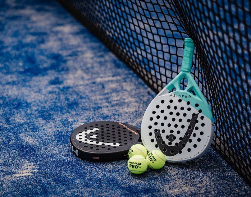 Padelschläger und Bälle