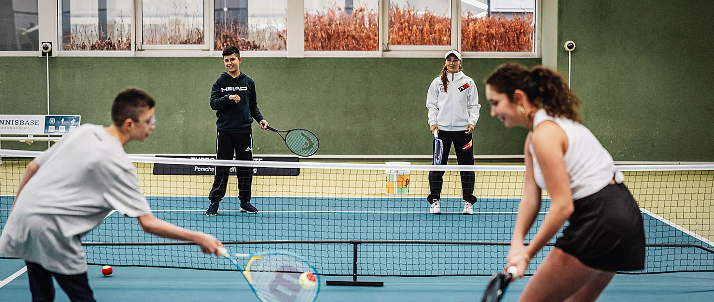 Im Rahmen der Initiative „Talente Hand in Hand“ der Porsche Jugendförderung trafen die fünf Auswahlspielerinnen mit dem Inklusionsteam des TC Puchheim zusammen.