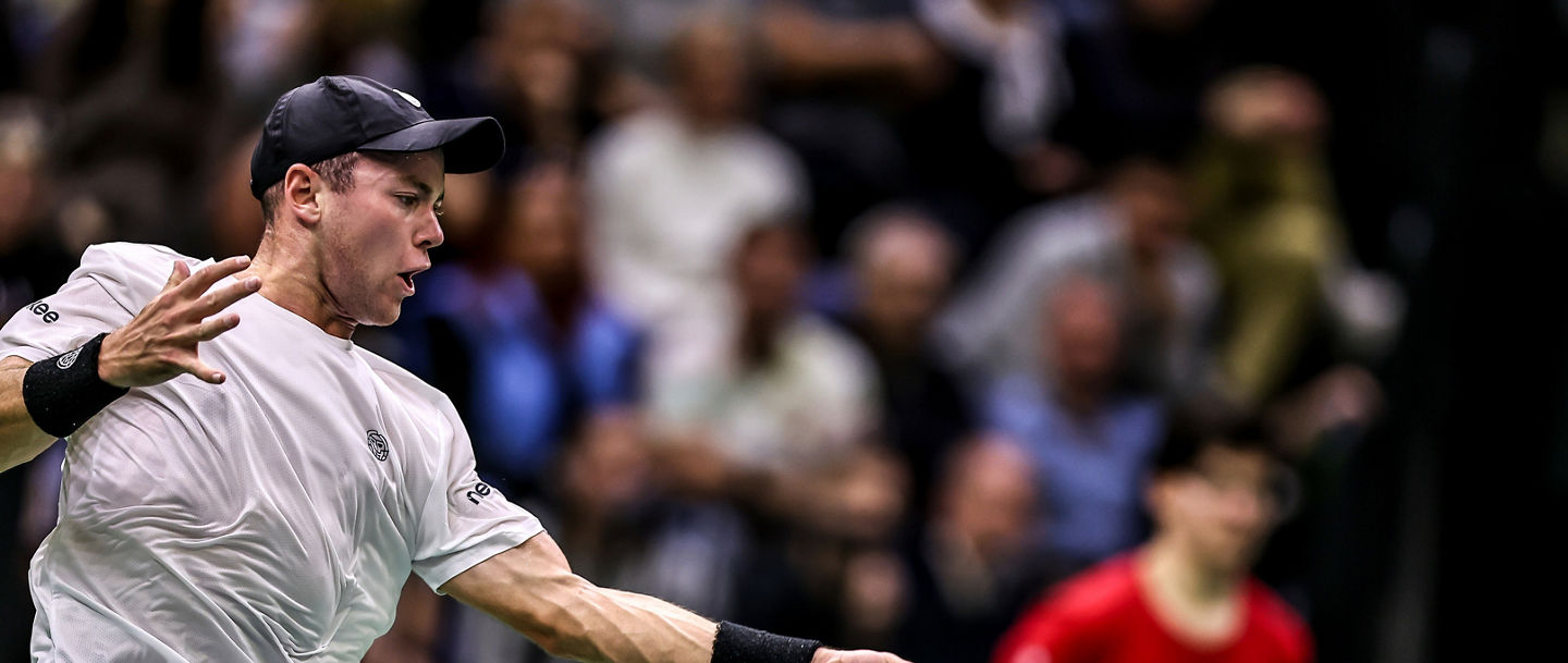 Dominik Koepfer schlägt im Davis Cup-Match eine Vorhand