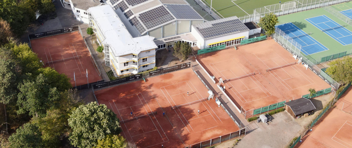 Vier Tennisplätze aus der Luft