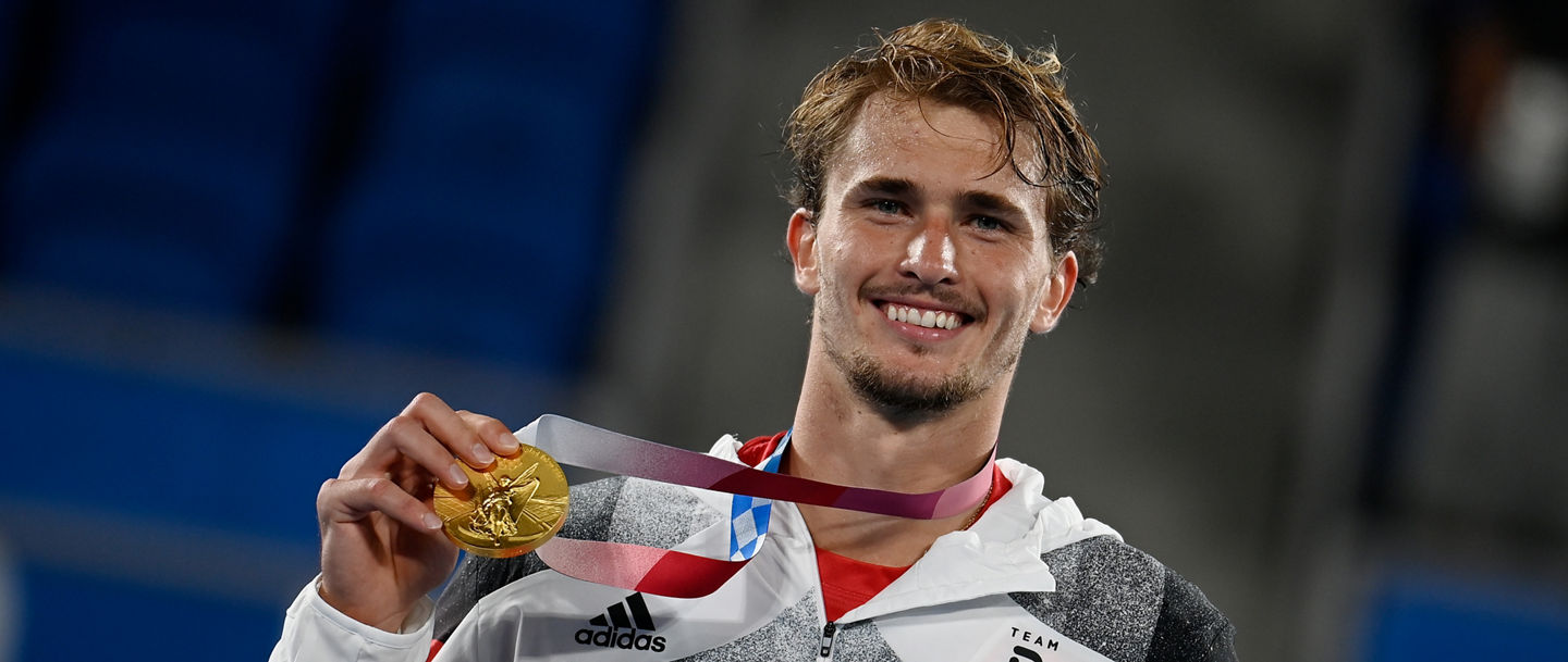 Olympiasieger Alexander Zverev zeigt seine Goldmedaille bei der Siegerehrung. Fotograf Paul Zimmer