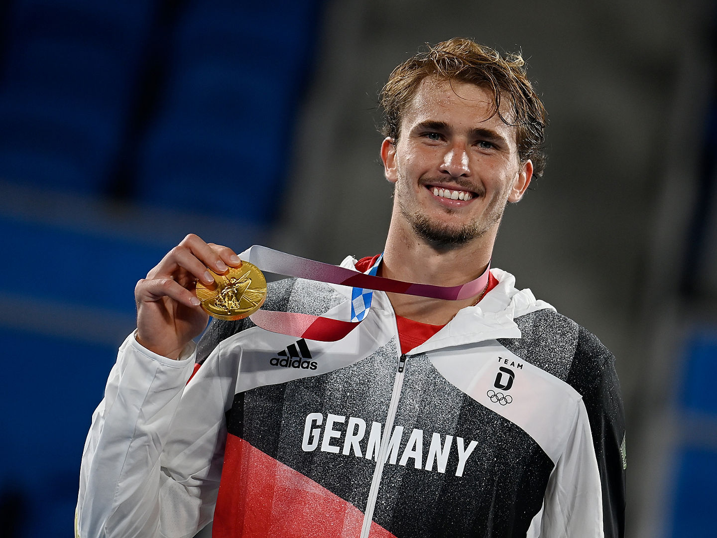 Olympiasieger Alexander Zverev zeigt seine Goldmedaille bei der Siegerehrung. Fotograf Paul Zimmer