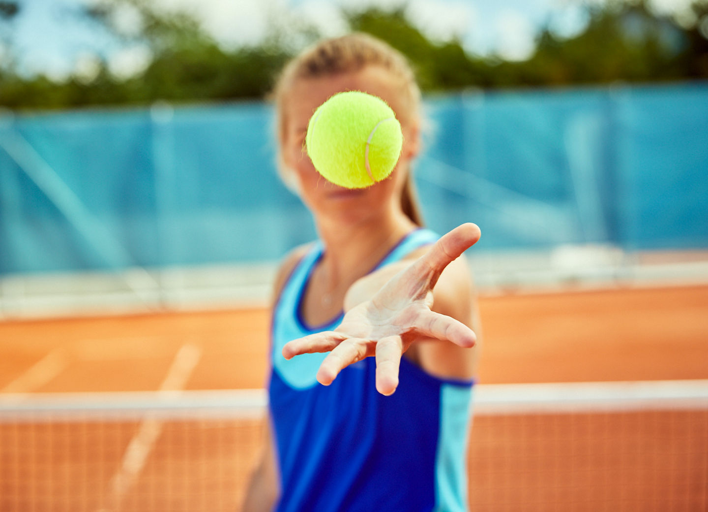 Schwebender Tennisball