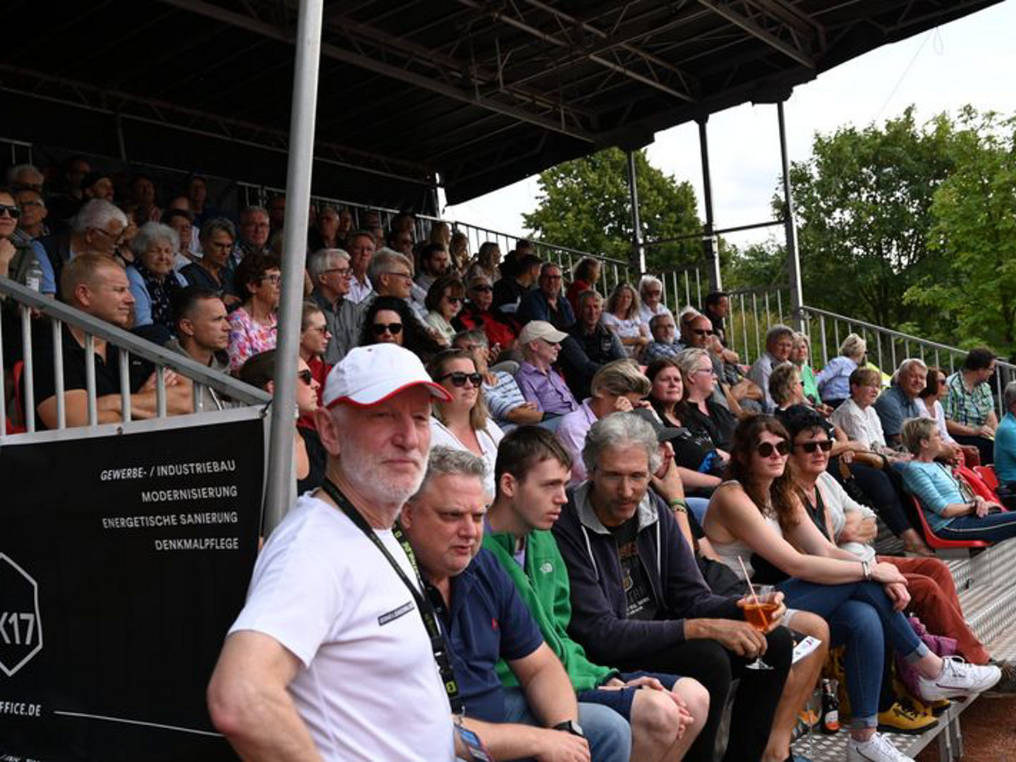 Tennis hautnah in Uslar: Die Zuschauerinnen und Zuschauer dürfen sich bei den Bikeleasing.de-Open auf internationales Weltranglistentennis und eine besondere Atmosphäre am Försterweg freuen.