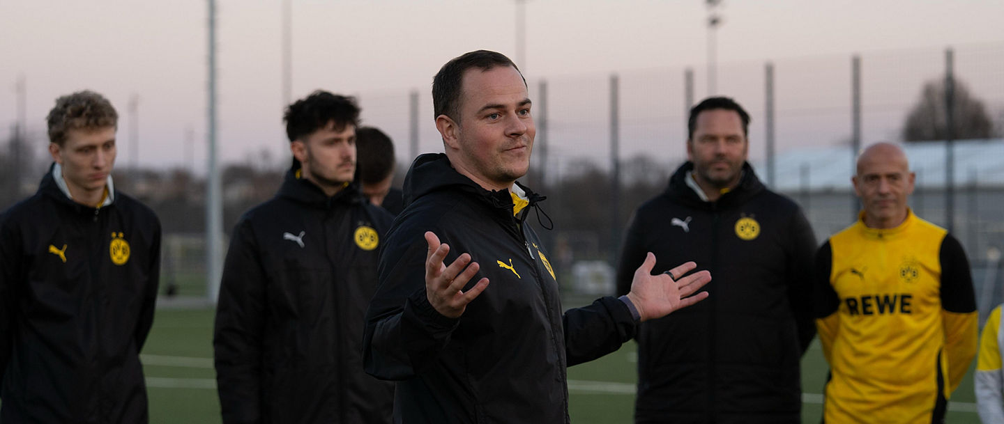 Dr. Tim Kübel ist Koordinator für Kultur und Entwicklung im Nachwuchsleistungszentrum von Borussia Dortmund.