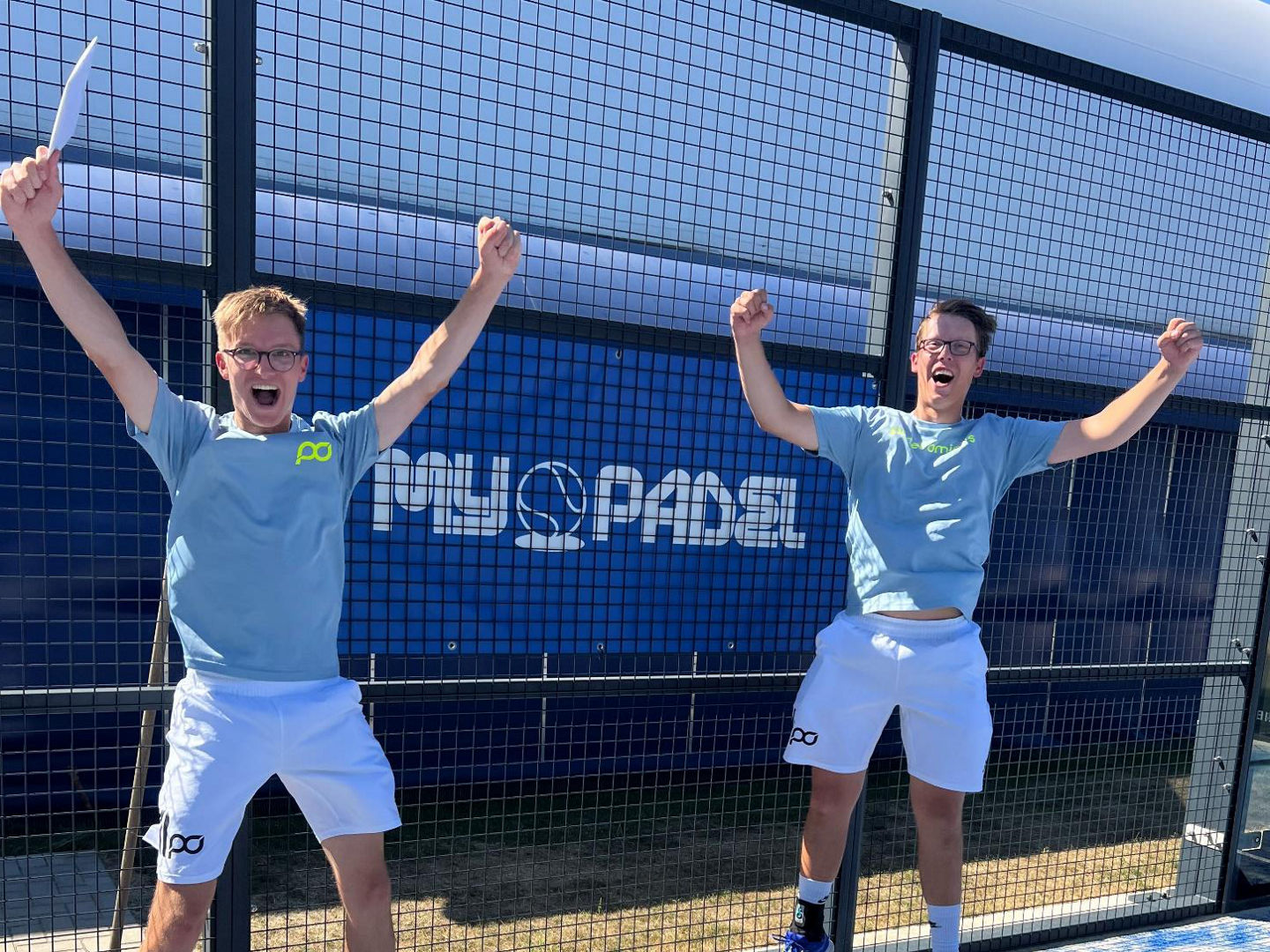 Leo und Ben Kogel jubeln beim GPT 500 in Schiefbahn