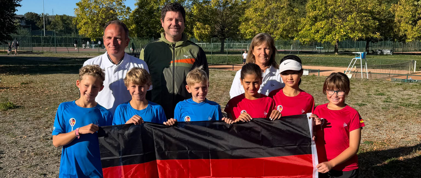 Die U10-Teams aus Baden mit Deutschland-Fahne