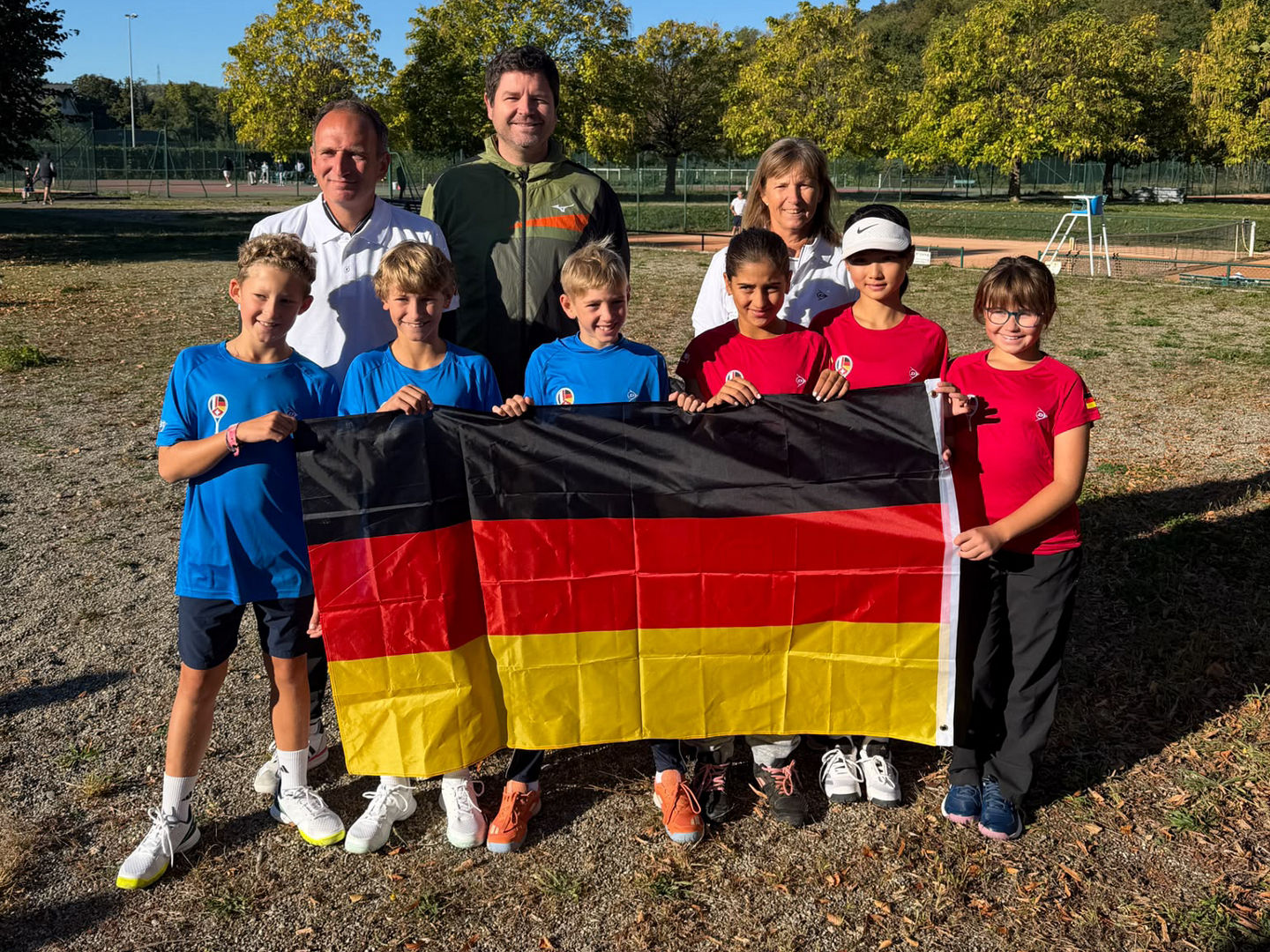 Die U10-Teams aus Baden mit Deutschland-Fahne