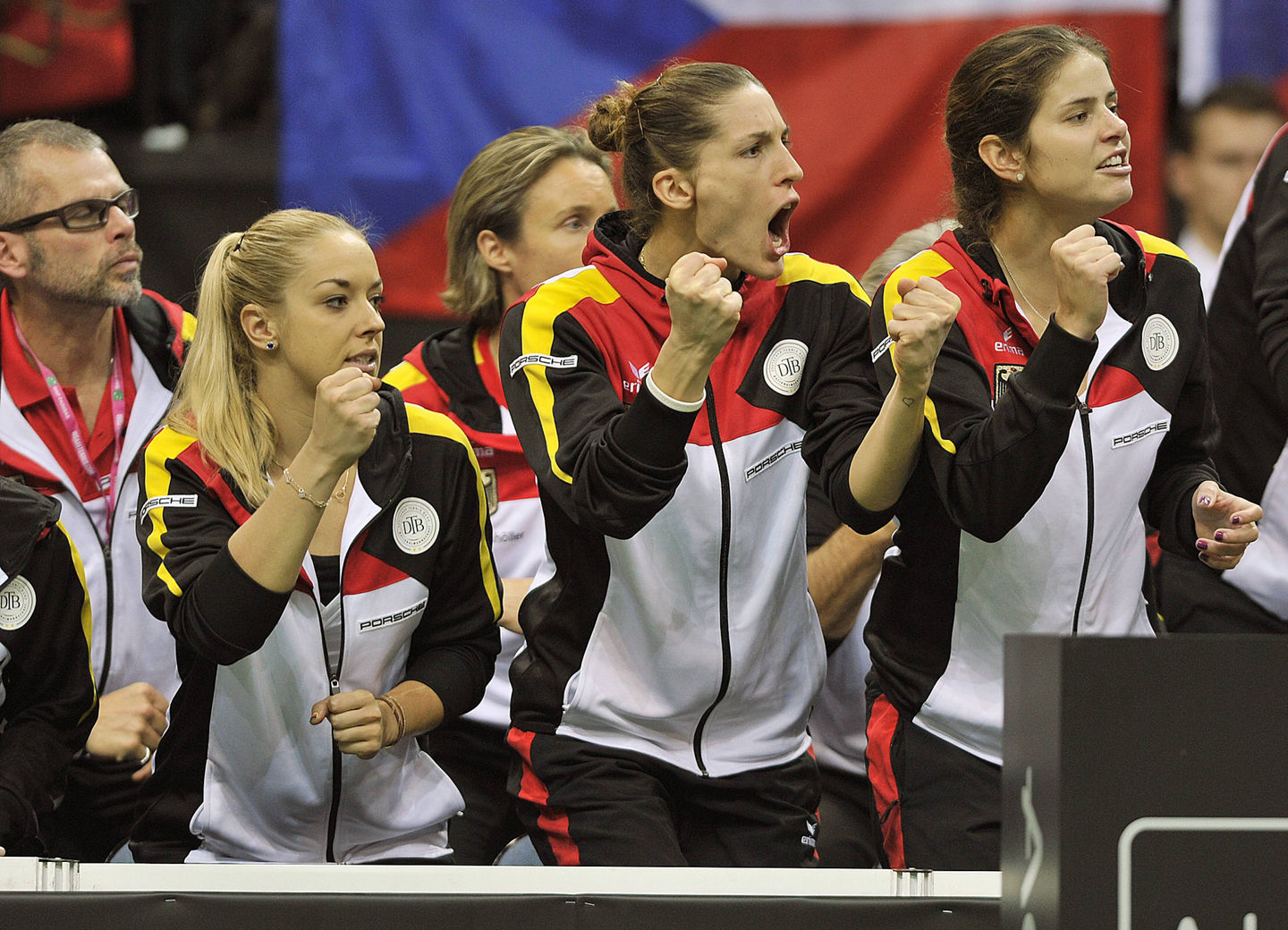 vorne v.li:Sabine LISICKI (GER),Andrea PETKOVIC (GER),Julia GÖRGES (GER) feuern Angelique KERBER (GER) an,klatschen Applaus,Gestik, Tennis Fed Cup Finale Tschechische Republik (CZE)-Deutschland (GER) 3-1, vom 08.-09.11.2014 in Prag / O2 Arena,front v left Sabine Lisicki ger Andrea Petkovic ger Juliet Görges ger fire Angelique Kerber ger to clap Applause Gesture Tennis Fed Cup Final Czech Republic CZE Germany ger 3 1 of 08 09 11 2014 in Prague O2 Arena