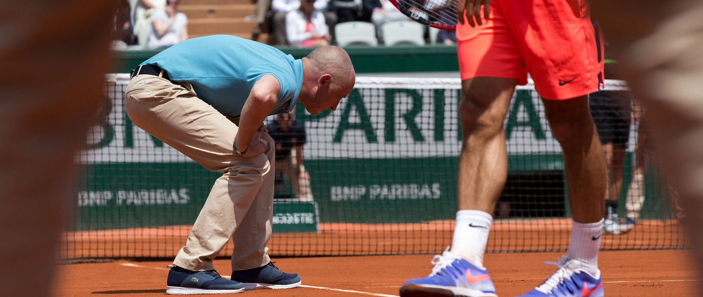 French Open 2015 , Stuhlschiedsrichter Pascal Maria geht in die Knie und pruefed den Ballabdruck auf der Linie,fotografiert durch die Beine des Linienrichters, Tennis - French Open 2015 - Grand Slam ITF / ATP Tennis Herren / WTA Tennis Damen - Roland Garros - Paris - - France - 27 May 2015. Juergen Hasenkopf