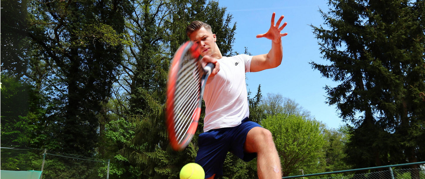 Mann spielt Vorhand