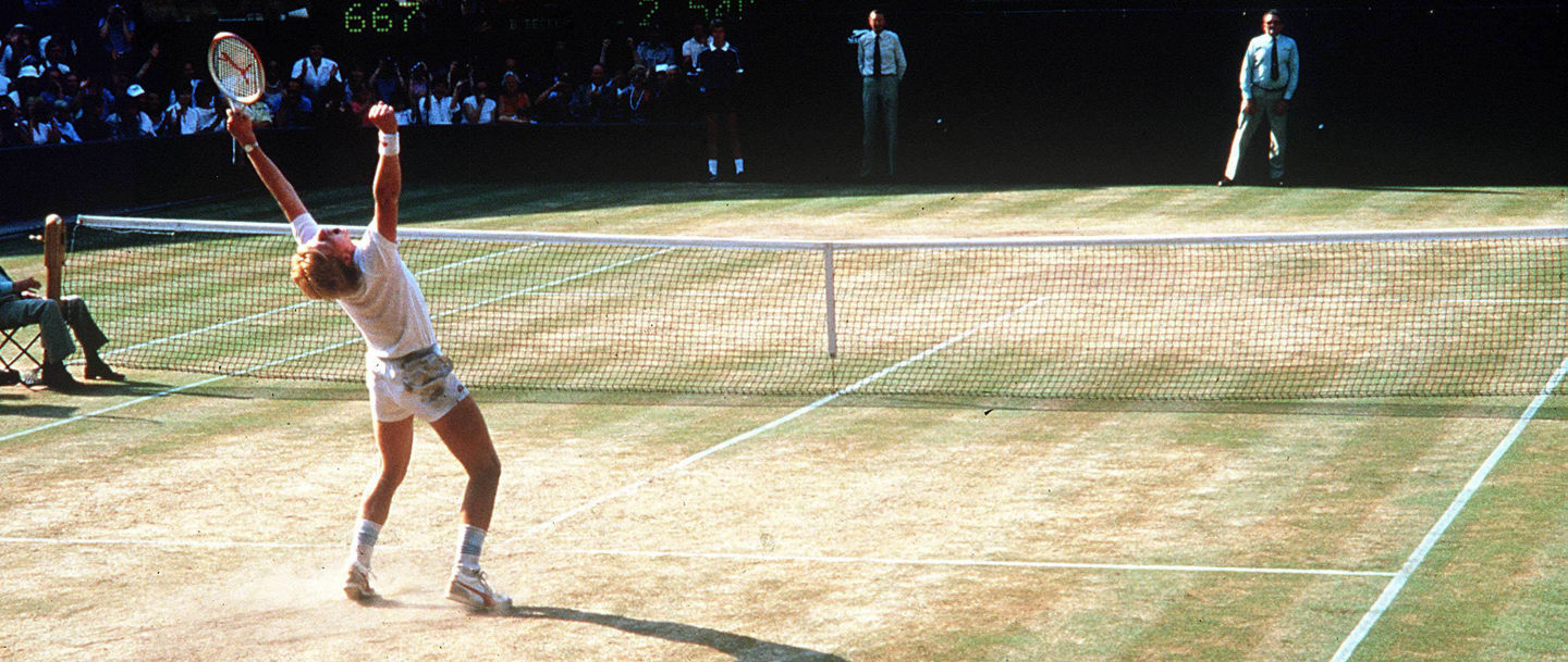 Boris Becker - Wimbledon 1985 England Lawn Tennis Club, Wimbledon 1985 Boris Becker jubelt auf dem Centercourt von Wimbledon nach seinem Sieg 1985. Im Hintergrund die Anzeigetafel mit Uhrzeit und Spielstand. , TE070785Becker01.jpg, Wimbledon England *** Boris Becker Wimbledon 1985 England Lawn Tennis Club, Wimbledon 1985 Boris Becker cheers on the center court of Wimbledon after his victory 1985 In the background the scoreboard with time and score , TE070785Becker01 jpg, Wimbledon England , Copyright: xThomasxExlerx 