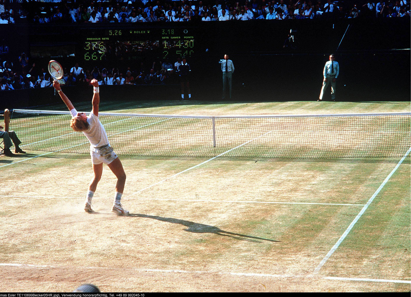 Boris Becker - Wimbledon 1985 England Lawn Tennis Club, Wimbledon 1985 Boris Becker jubelt auf dem Centercourt von Wimbledon nach seinem Sieg 1985. Im Hintergrund die Anzeigetafel mit Uhrzeit und Spielstand. , TE070785Becker01.jpg, Wimbledon England *** Boris Becker Wimbledon 1985 England Lawn Tennis Club, Wimbledon 1985 Boris Becker cheers on the center court of Wimbledon after his victory 1985 In the background the scoreboard with time and score , TE070785Becker01 jpg, Wimbledon England , Copyright: xThomasxExlerx 