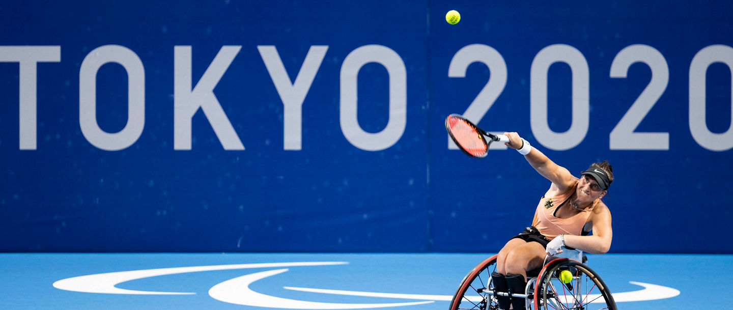 Bei den Paralympics 2021 in Tokio schlägt Katharina Krüger (Rollstuhltennis) auf. Fotograf Mika Volkmann