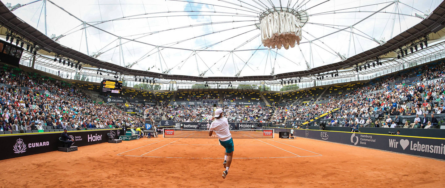 Blick auf den Center Court beim Match Alejandro DAVIDOVICH FOKINA ESP vs. Lorenzo MUSETTI ITA - Lorenzo MUSETTI ITA im Vordergrund, HAMBURG EUROPEAN OPEN - WTA250 - ATP500, Hamburg, Tennisstadion am Rothenbaum, 22.07.2022, *** View of the center court during the match Alejandro DAVIDOVICH FOKINA ESP vs Lorenzo MUSETTI ITA Lorenzo MUSETTI ITA in the foreground, HAMBURG EUROPEAN OPEN WTA250 ATP500, Hamburg, Tennisstadion am Rothenbaum, 22 07 2022, Copyright: xClaudioxGärtnerx 