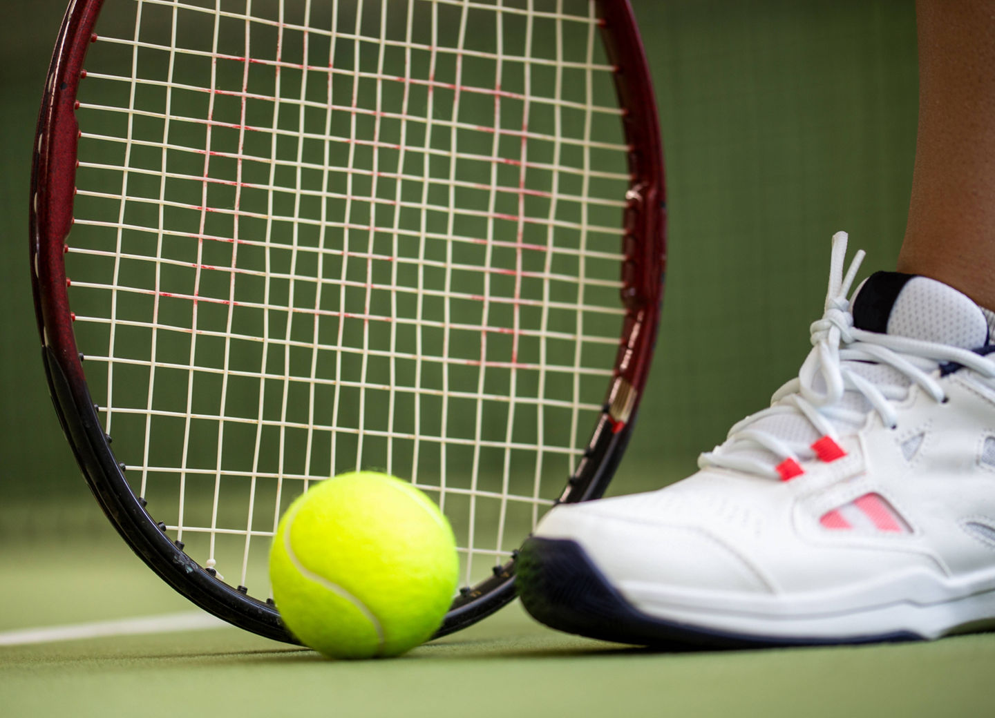 Tennischläger, Ball und Schuhe