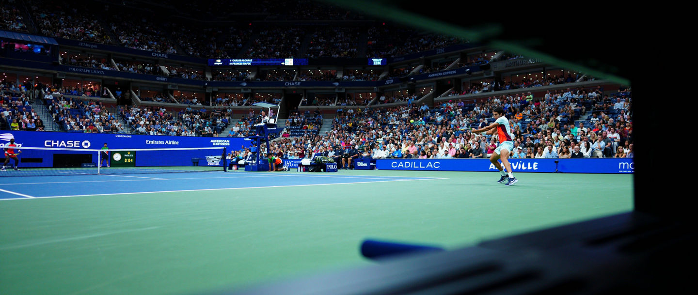 Blick aus der Kamerabox bei den US Open, während Carlos Alcaraz spielt. 