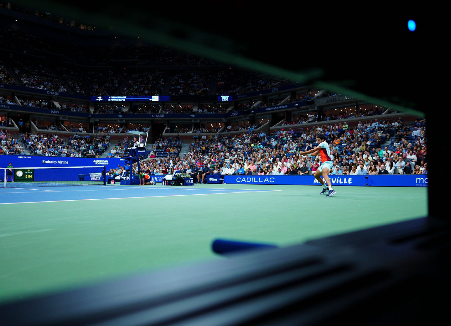 Blick aus der Kamerabox bei den US Open, während Carlos Alcaraz spielt. 