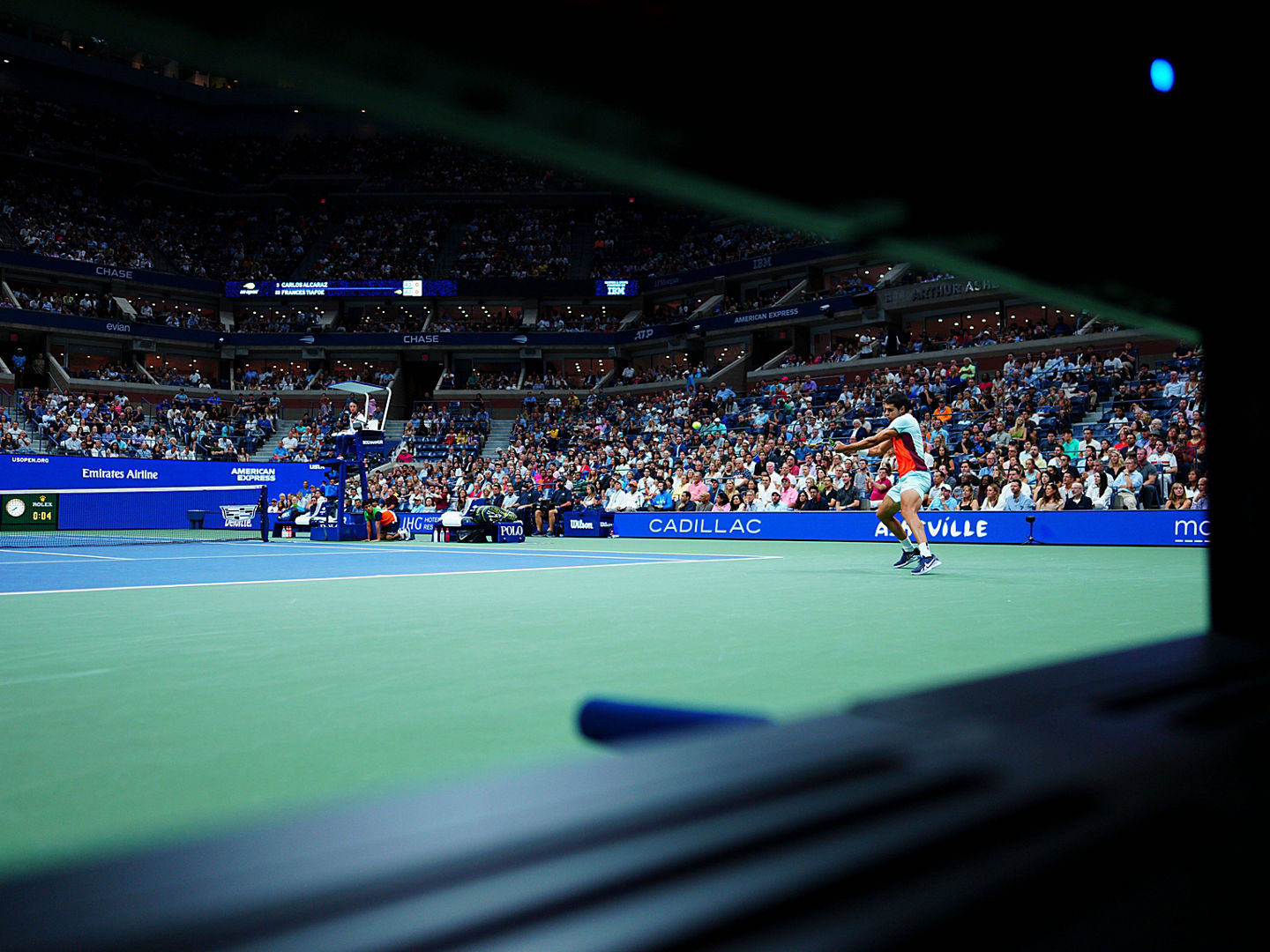Blick aus der Kamerabox bei den US Open, während Carlos Alcaraz spielt. 