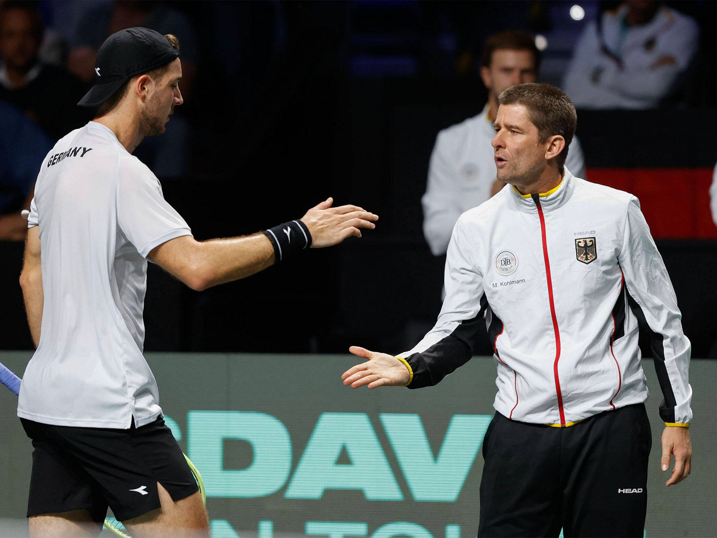 Jan-Lennard Struff GER und Kapitaen Michael Kohlmann GER, Davis Cup Finals 2022, Palacio de Deportes Jos *** Jan Lennard Struff GER and captain Michael Kohlmann GER , Davis Cup Finals 2022, Palacio de Deportes Jos Copyright: xJuergenxHasenkopfx 