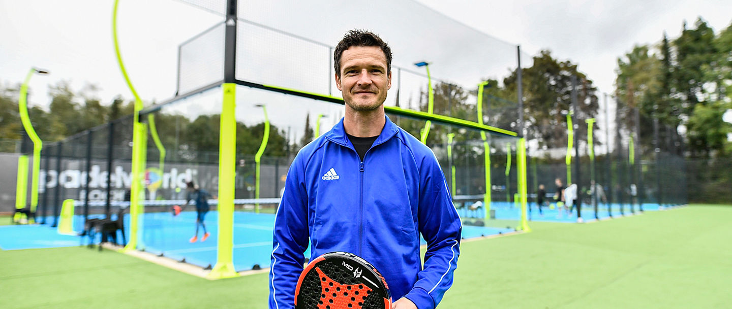 Marcel Maltritz steht am Samstag, 26. September 2020 vor der neuen Padeltennis-Anlage in Bochum. Padel-World Bochum-größte outdoor Padel-Anlage Deutschlands wird eröffnet. Foto: Vladimir Wegener / FUNKE Foto Services