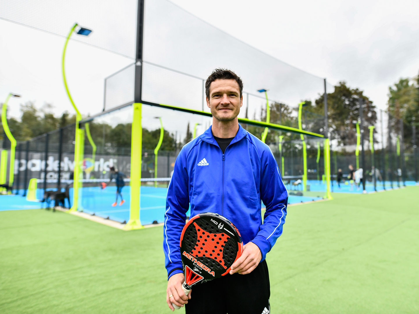 Marcel Maltritz steht am Samstag, 26. September 2020 vor der neuen Padeltennis-Anlage in Bochum. Padel-World Bochum-größte outdoor Padel-Anlage Deutschlands wird eröffnet. Foto: Vladimir Wegener / FUNKE Foto Services