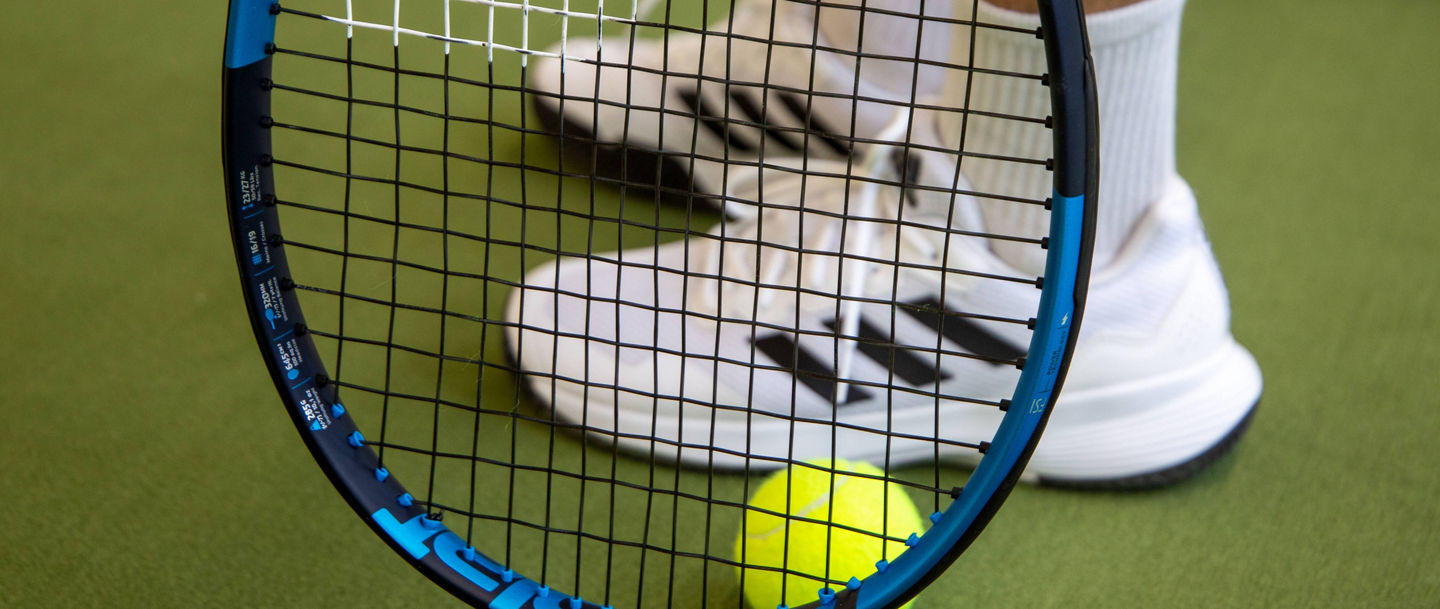 Symbolbild Tennis: Nahaufnahme von einem Tennisspieler in der Halle *** Symbol image tennis close up of a tennis player in the hall Copyright: xx