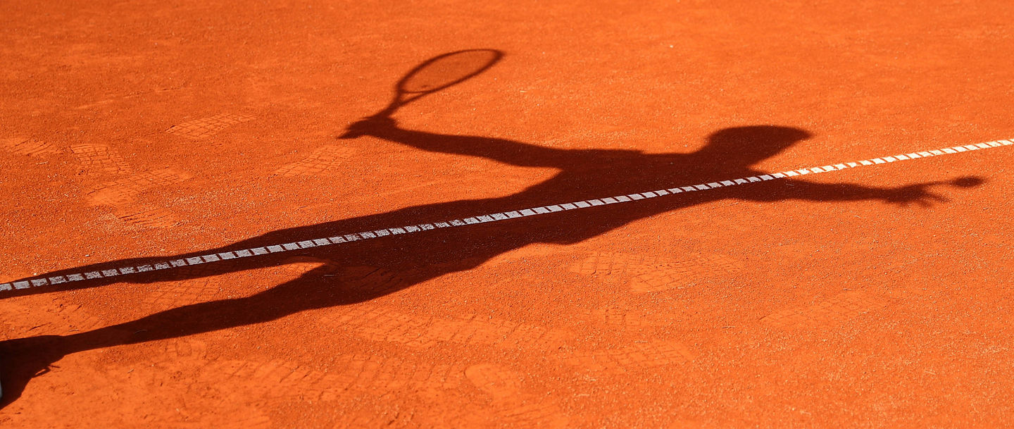 Ein Tennisspieler wirft beim Aufschlag einen Schatten auf einen Sandplatz Symbolbild Tennis Symbolbild Tennis Diez *** A tennis player casts a shadow on a clay court while serving Icon Tennis Icon Tennis Diez Copyright: xEibner-Pressefotox EP_RWS