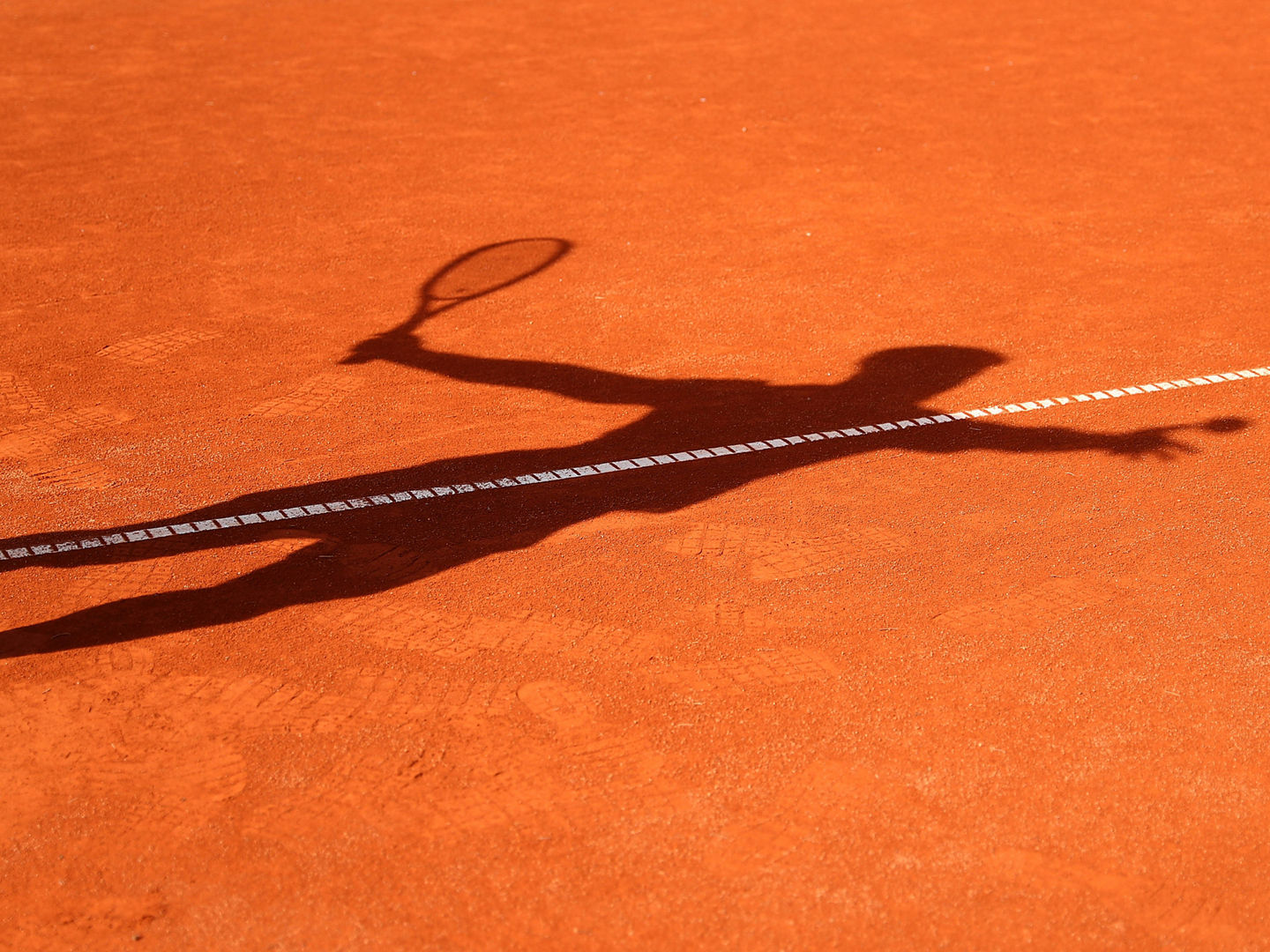 Ein Tennisspieler wirft beim Aufschlag einen Schatten auf einen Sandplatz Symbolbild Tennis Symbolbild Tennis Diez *** A tennis player casts a shadow on a clay court while serving Icon Tennis Icon Tennis Diez Copyright: xEibner-Pressefotox EP_RWS