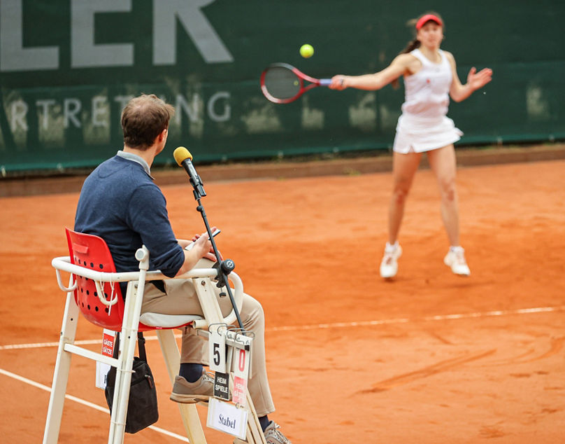 Stuhlschiedsrichter in Aktion - im Hintergrund Stabel, Anica GER LTTC Rot-WeiÃ  , 2. Bundesliga Nord 2023 Damen - LTTC Rot-WeiÃ  vs. GroÃ flottbeker THGC, Berlin, LTTC Rot-WeiÃ  , 14.05.2023, *** Chair umpire in action in the background Stabel, Anica GER LTTC Rot WeiÃ  , 2 Bundesliga Nord 2023 Damen LTTC Rot WeiÃ  vs GroÃ flottbeker THGC, Berlin, LTTC Rot WeiÃ  , 14 05 2023, Copyright: xClaudioxGÃ¤rtnerx