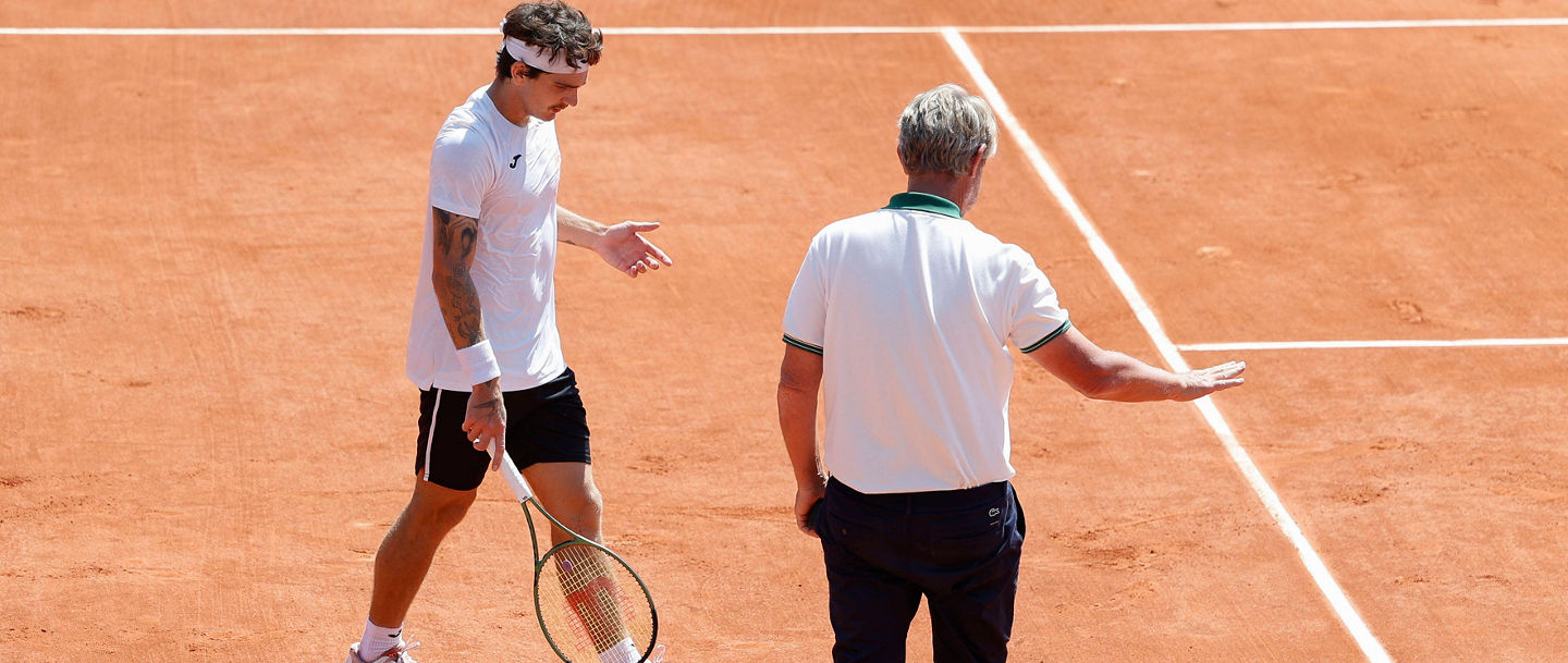 Thiago Seyboth Wild spricht mit Stuhlschiedsrichter John Blom der den Ball gut gibt,Handzeichen, *** Thiago Seyboth Wild talks to chair referee John Blom who gives the ball well,hand signal, Copyright: xJuergenxHasenkopfx