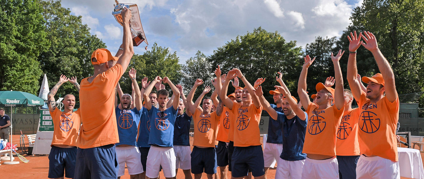 Die Mannschaft des TC Bredeney feiert die Deutsche Meisterschaft 2023 13.08.2023 Tennis 1. Bundesliga Herren, TC Bredeney 1 vs Tennis Ewige Liebe BW Neuss, Tennis Club Bredeney, Essen, NRW Germany *** The team of TC Bredeney celebrates the German Championship 2023 13 08 2023 Tennis 1 Bundesliga Men, TC Bredeney 1 vs Tennis Ewige Liebe BW Neuss, Tennis Club Bredeney, Essen, NRW Germany Copyright: xpepphotox/xHorstxMauelshagenx pep00321, pep_20230813_hm