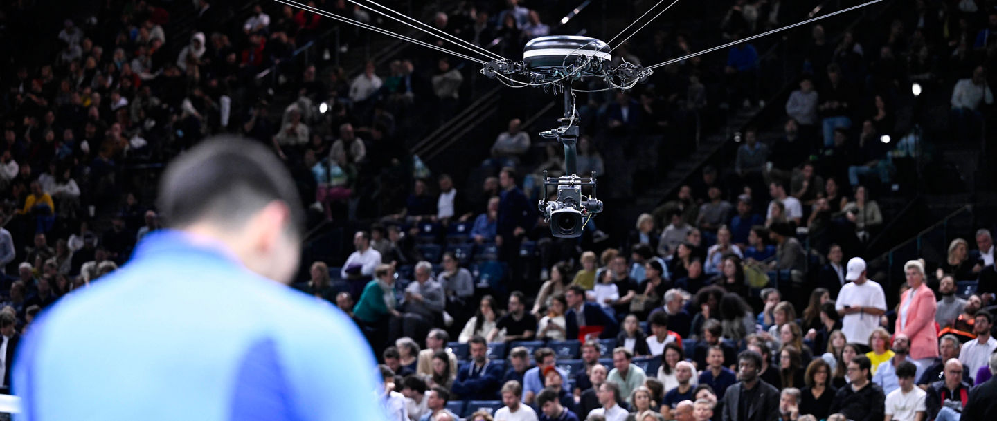 Spiderkamera filmt Novak Djokovic beim Seitenwechsel