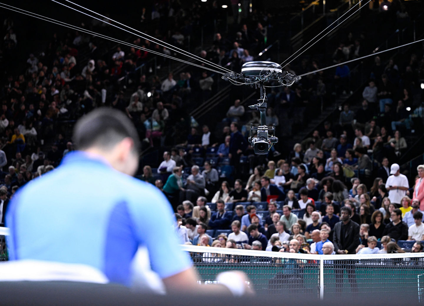 Spiderkamera filmt Novak Djokovic beim Seitenwechsel