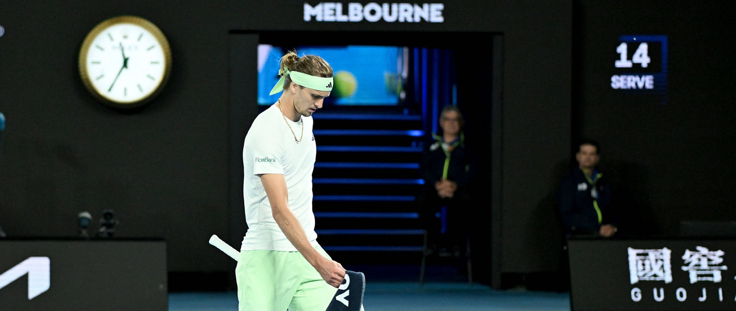 Alexander Zverev trägt ein Handtuch zu seiner Box