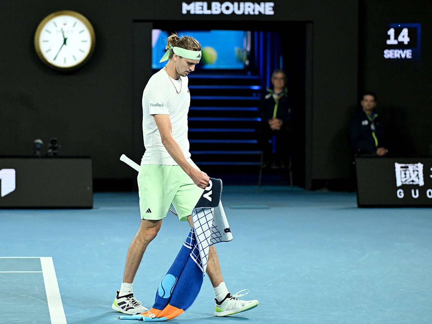 Alexander Zverev trägt ein Handtuch zu seiner Box