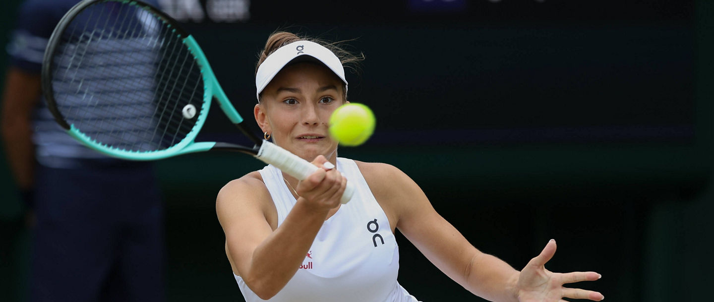Julia Stusek auf dem Platz bei den Wimbledon Junior Championships im Jahr 2024