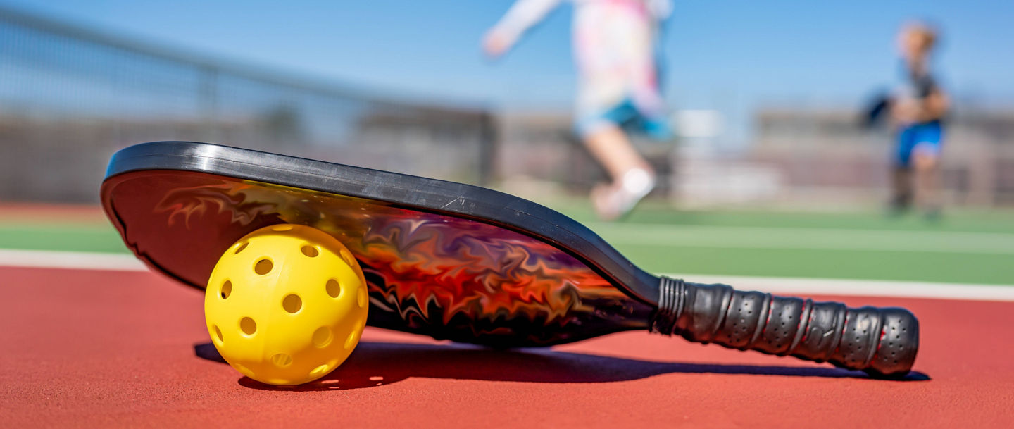 Pickleball mit Schläger