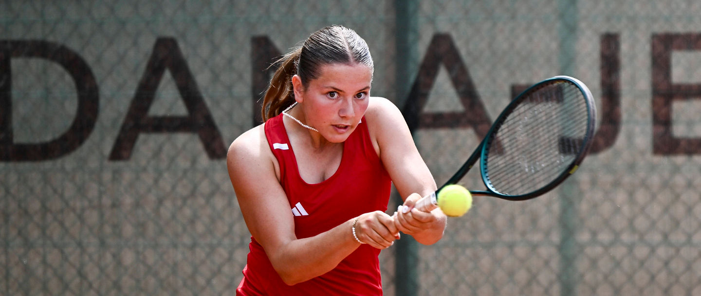 Fokussierte Tennisspielerin