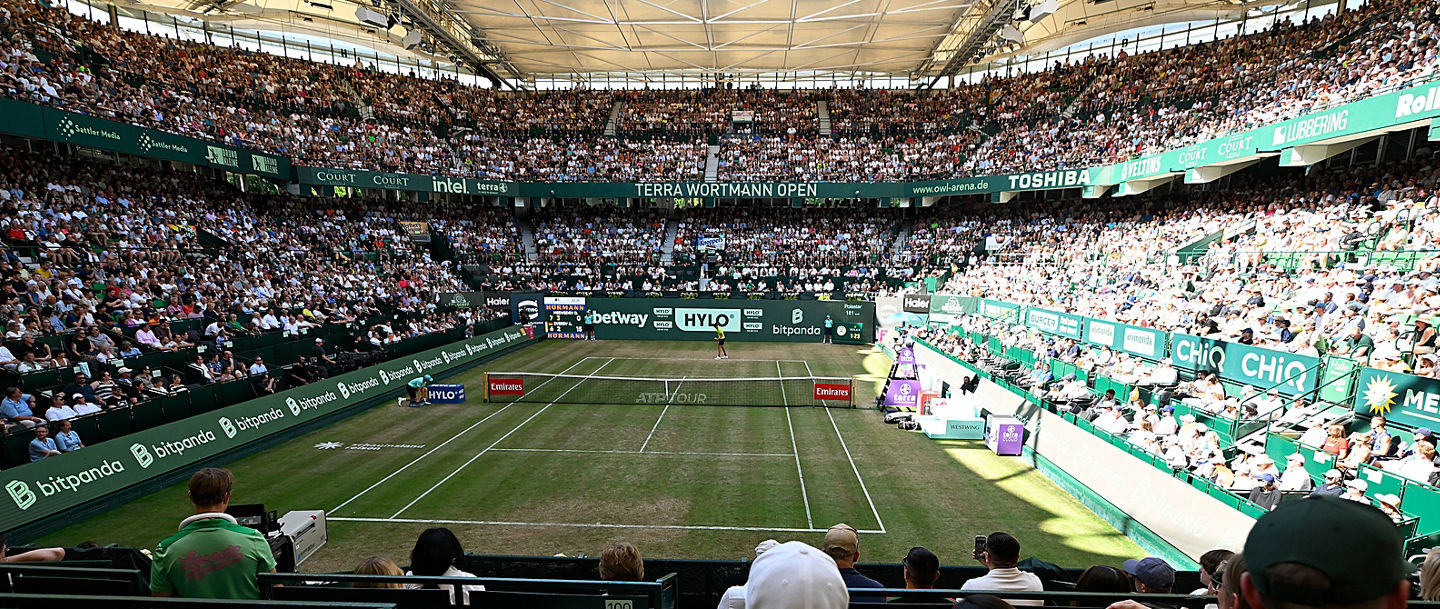 Halle, OWL Arena, 21.06.25, GER, Herren, Tennis, Terra Wortmann Open 2025, Halbfinale Bild: Stadionansicht. Ausverkaufte OWL-Arena Nordrhein-Westfalen Deutschland *** Halle, OWL Arena, 21 06 25, GER, Men, Tennis, Terra Wortmann Open 2025, Semifinals Picture stadium view Sold-out OWL Arena North Rhine-Westphalia Germany