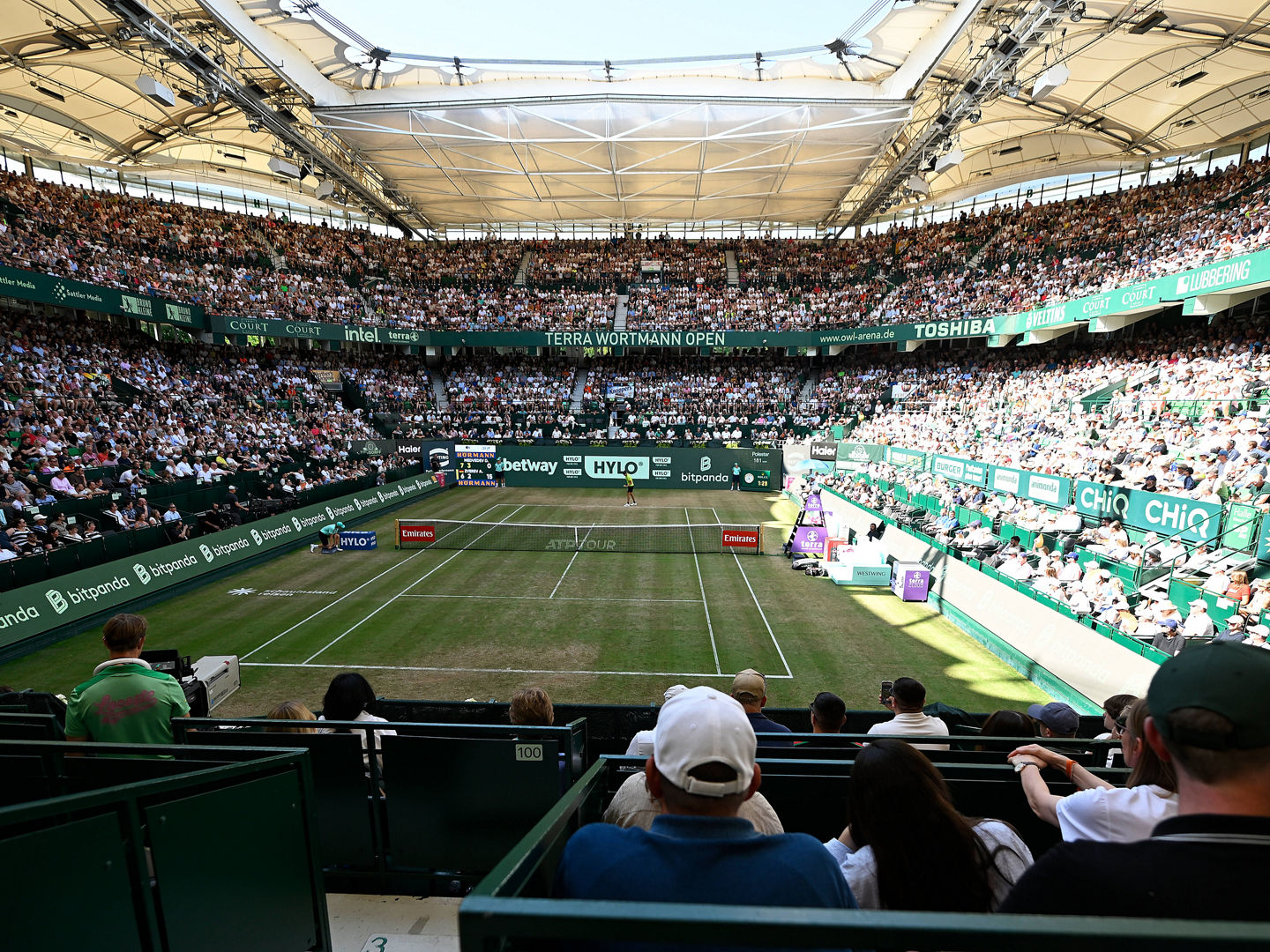 Halle, OWL Arena, 21.06.25, GER, Herren, Tennis, Terra Wortmann Open 2025, Halbfinale Bild: Stadionansicht. Ausverkaufte OWL-Arena Nordrhein-Westfalen Deutschland *** Halle, OWL Arena, 21 06 25, GER, Men, Tennis, Terra Wortmann Open 2025, Semifinals Picture stadium view Sold-out OWL Arena North Rhine-Westphalia Germany