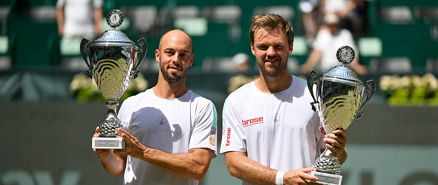 Halle, OWL Arena, 22.06.25, GER, Herren, Tennis, Terra Wortmann Open 2025, Doppel-Finale: Kevin KRAWIETZ /Tim PUETZ GER - Simone BOLELLI / Andrea VAVASSORI ITA Bild: Schlussjubel, Emotion, Freude beim Siegerdoppel Kevin KRAWIETZ /Tim PUETZ GER mit Pokal Nordrhein-Westfalen Deutschland *** Halle, OWL Arena, 22 06 25, GER, Men, Tennis, Terra Wortmann Open 2025, Doubles Final Kevin KRAWIETZ Tim PUETZ GER Simone BOLELLI Andrea VAVASSORI ITA Picture Final cheers, emotion, joy at the winning doubles Kevin KRAWIETZ Tim PUETZ GER with trophy North Rhine-Westphalia Germany