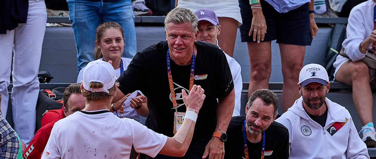 June 1, 2026, Paris, Ile-De-France, France: Oliver Majdandzic of Germany shaking hands with his Team Mates and Fans after his win of the Match during the French Open at Roland Garros - Tennis Grand Slam, 31.5.2026 in Paris Roland Garros, France Tennis 2026: ROLAND GARROS - French Open Tennis Grand Slam - Paris: MAJDANDZIC 6:2 6:4 KONDURI PUBLICATIONxINxGERxSUIxAUTxONLY - ZUMAs343 20260601_zsp_s343_152 Copyright: xMathiasxSchulzx