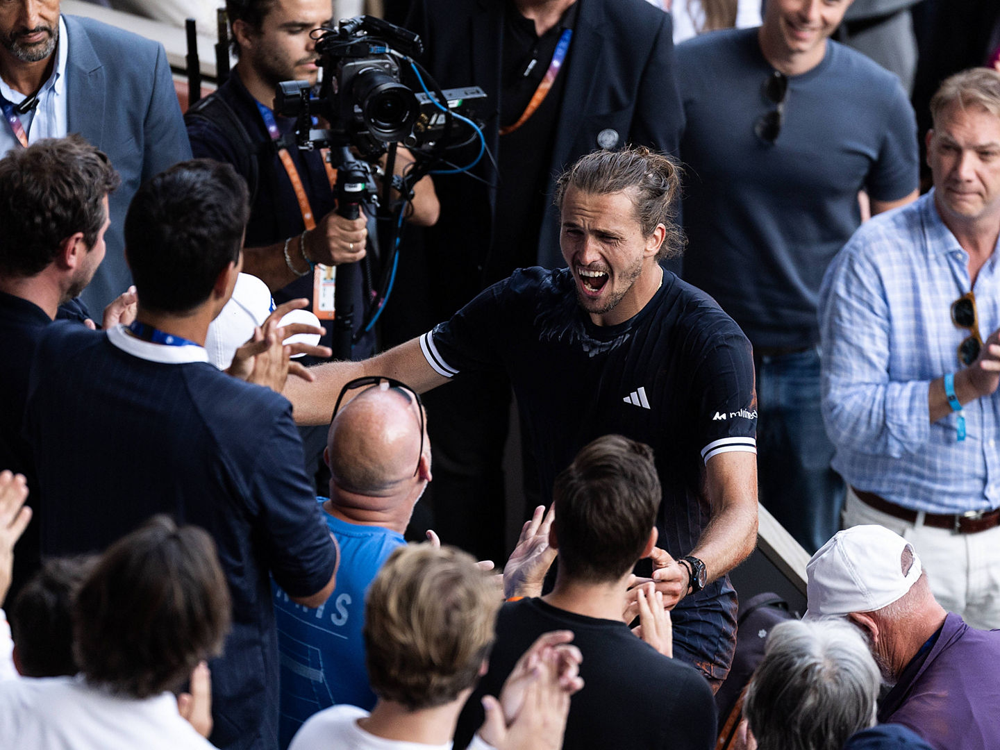 Diese Bilder gehen um die Welt: Zverev feierte den Titel mit seiner Box.