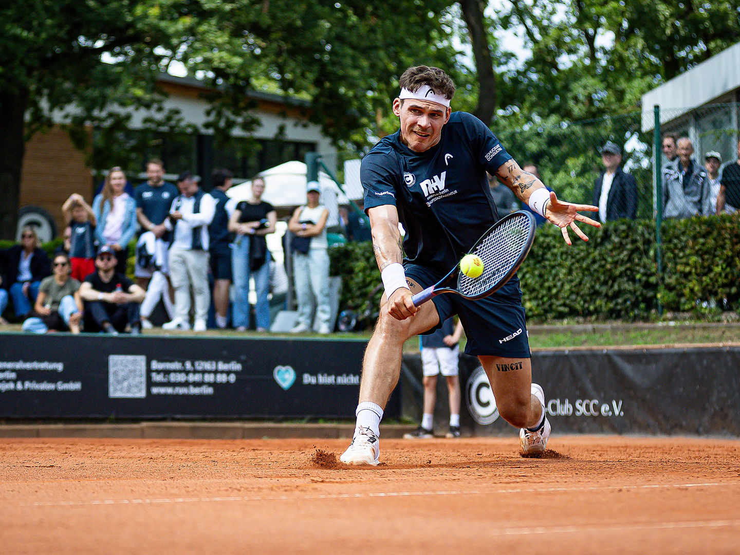 Daniel Masur (TC SCC Berlin) am 1. Spieltag 2026, schlägt den Ball