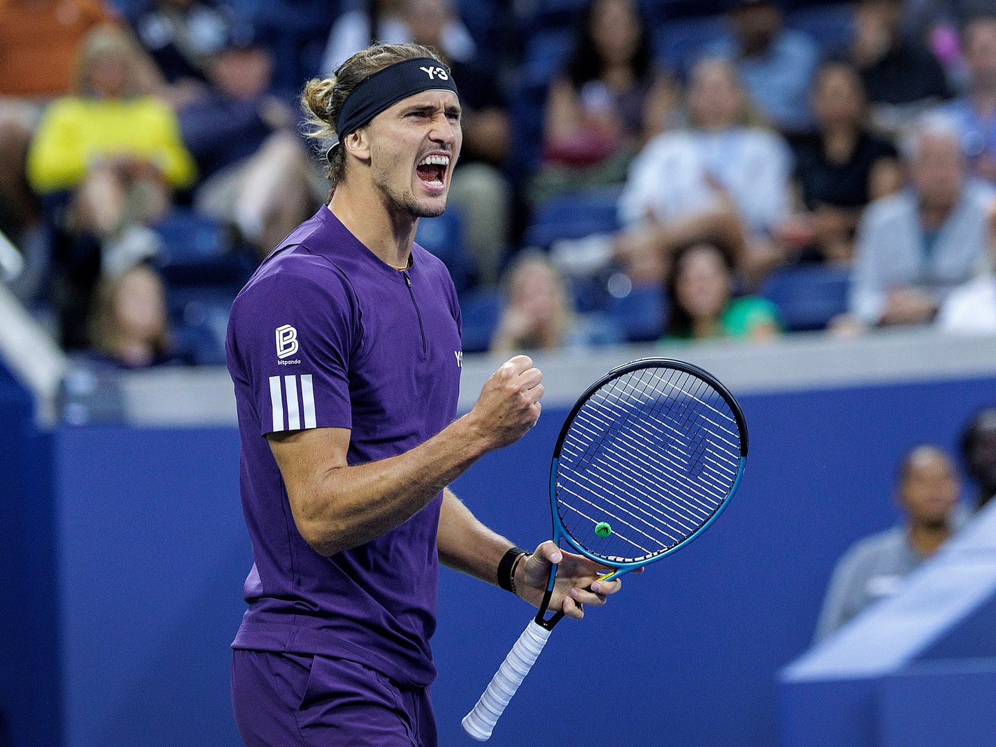 USA TENNIS US Open Tennis Tournament 2025 - Day 7 epa12338572 Alexander Zverev of Germany reacts while in action against Felix Auger Aliassime of Canada during the third round of the US Open Tennis Championships at the USTA Billie Jean King National Tennis Center in Flushing Meadows, New York, USA, 30 August 2025. The US Open tournament runs from 24 August through 07 September. FLUSHING MEADOWS United States PUBLICATIONxINxGERxAUTxINDxONLY Copyright: xCRISTOBALxHERRERAxULASHKEVICHx
