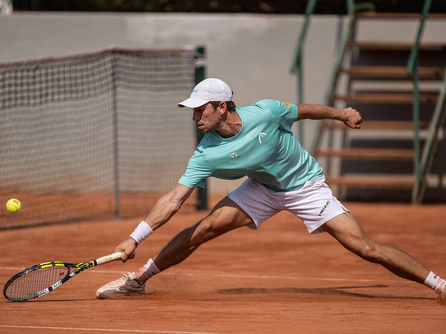 Luca Wiedenmann (TC Augsburg) mit weitem Ausfallschritt am Netz