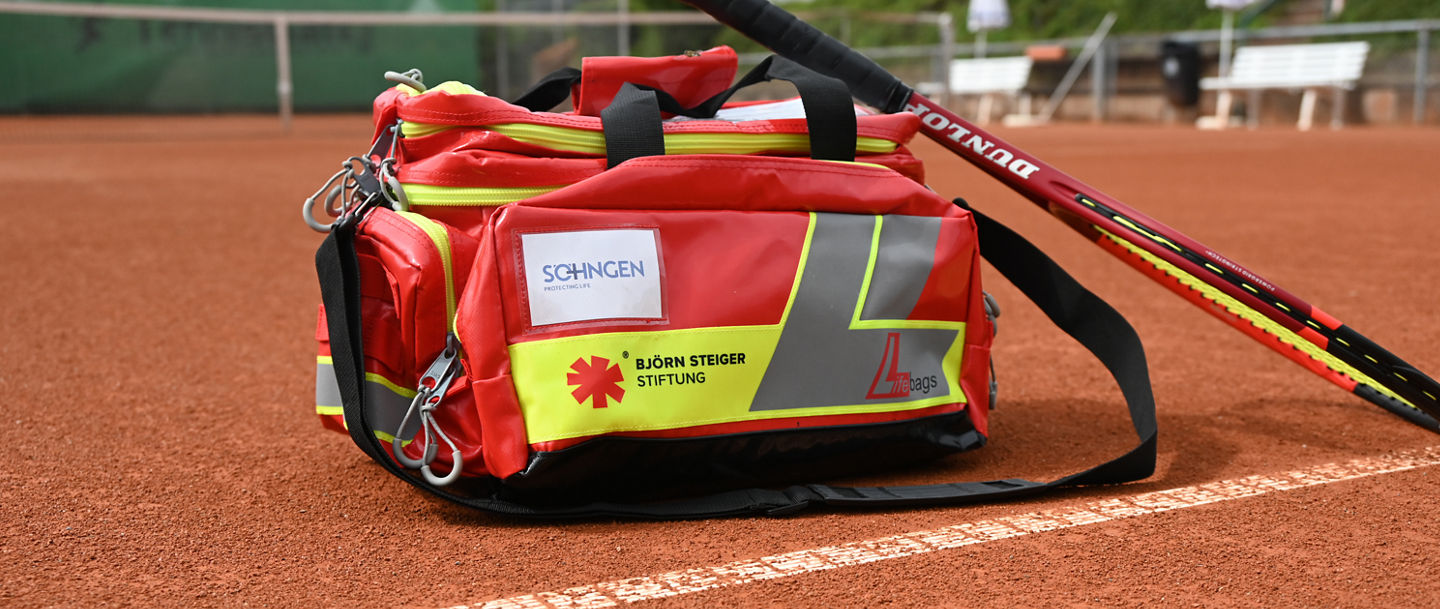 LifeBag mit Tennisschläger auf Tennisplatz