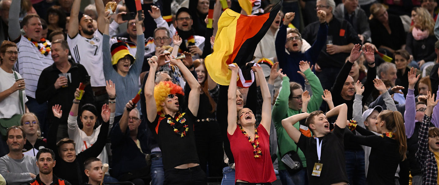 Fans mit Deutschlandfahne beim Davis Cup in Trier 2023
